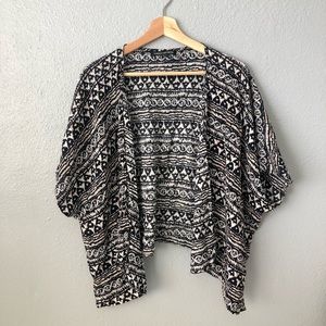 ☀️Foreign Exchange Black White Aztec Wrap Kimono
